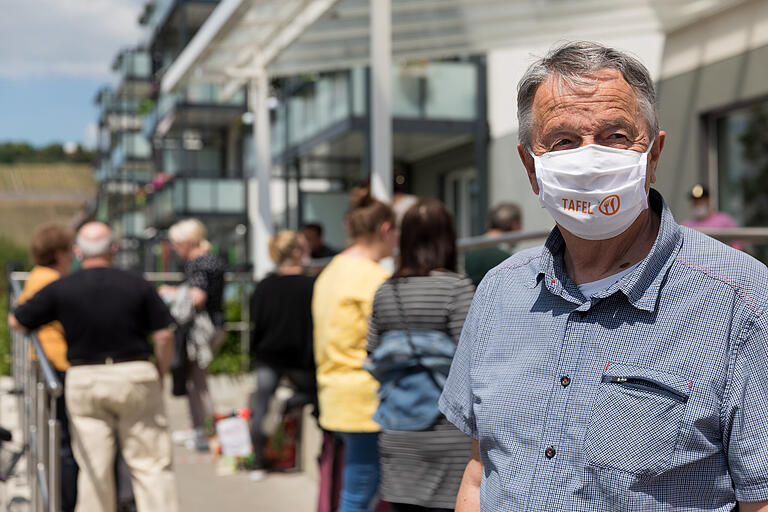 Die Schlangen vor den Tafelläden in der Region werden immer länger. Andreas Mensing (73), der die fünf Tafeln in Würzburg leitet, bezeichnet diese Entwicklung als 'alarmierend'.