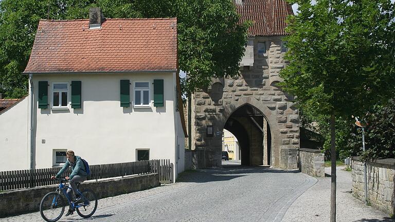 Ein einsamer Radler vor dem Einersheimer Tor in Iphofen. Nicht überall im Stadtgebiet lässt es sich so entspannt mit dem Rad verkehren. Ein einsamer Radler vor dem Einersheimer Tor in Iphofen. Nicht überall im Stadtgebiet lässt es sich so entspannt mit dem Rad verkehren.