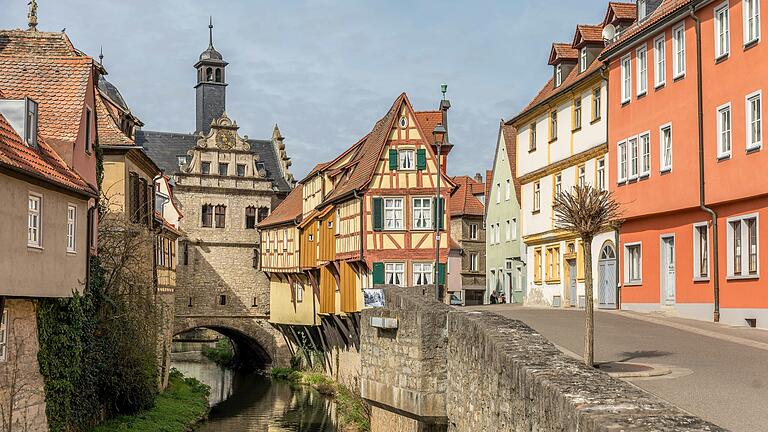 Das Malerwinkelhaus aus dem 18. Jahrhundert ist heute ein Museum und ein beliebtes Fotomotiv in Marktbreit. Das Wahrzeichen der liegt zudem in malerischer Lage am Breitenbach. Das Malerwinkelhaus aus dem 18. Jahrhundert ist heute ein Museum und ein beliebtes Fotomotiv in Marktbreit. Das Wahrzeichen der liegt zudem in malerischer Lage am Breitenbach.