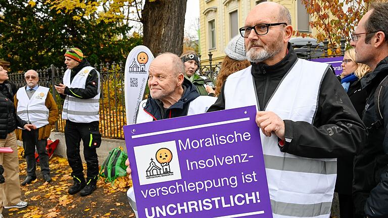 Das Thema 'Missbrauch' stand am Montag auf der Tagesordnung der Synode der Evangelischen Kirche in Deutschland, die in Würzburg stattfindet. Betroffene demonstrierten vor dem Congress Centrum.