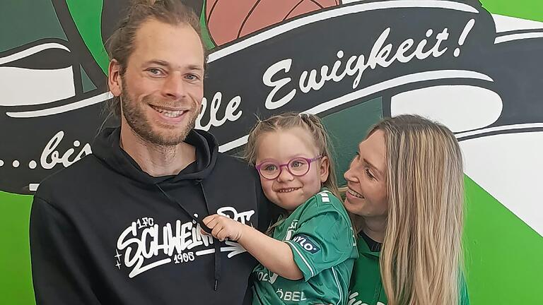 Freut sich, wenn de Familie im Stadion ist: Kristian Böhnlein mit seiner Verlobten Alexandra und Töchterchen Malina. Freut sich, wenn de Familie im Stadion ist: Kristian Böhnlein mit seiner Verlobten Alexandra und Töchterchen Malina.