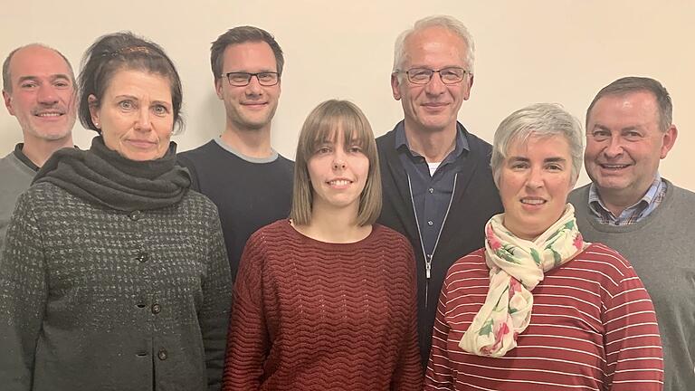 Die neue Bezirksführung (von links) Ralf Tochtermann, Marianne Schmidt, Sebastian Schneider, Kerstin Volkamer, Günter Ernst, Elvira Weigand und Hans Brummer.