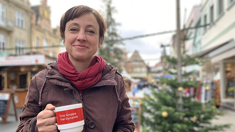 Nachfragen lohnt sich: Yvonne Koch ist fündig geworden und trinkt einen veganen Kinderpunsch auf dem Kissinger Marktplatz.  Anja Vorndran       -  Nachfragen lohnt sich: Yvonne Koch ist fündig geworden und trinkt einen veganen Kinderpunsch auf dem Kissinger Marktplatz.  Anja Vorndran