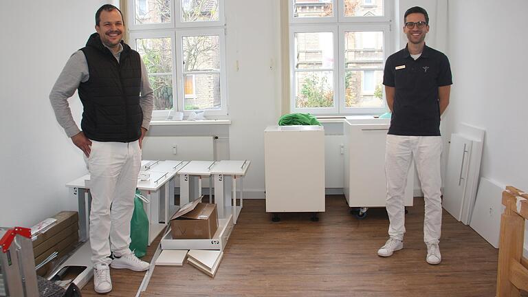 Noch werden die neuen Praxisräume eingerichtet, doch die beiden Kitzinger Allgemeinärzte Dr. Tobias Freund (links) und Dr. Matthias Hock freuen sich auf die Arbeit am neuen Standort in der Wörthstraße 17. Dort eröffnet die neue Praxis am 9. November.