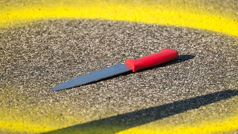 Mit einem Küchenmesser (Symbolbild), soll ein 40-Jähriger einen Kontrahenten derart verletzt haben, dass der in der Notaufnahme landete.