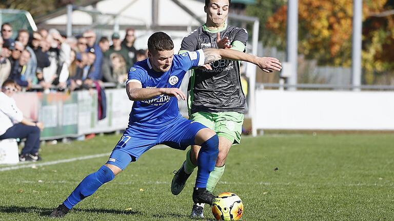 Dennie Michel (links) vom Würzburger FV 04 setzt sich gegen Gebenbachs Patrick Hofmann zur Wehr. In der Fußball-Bayernliga trennten sich beide Konkurrenten unentschieden. Das letzte Heimspiel des FV 04 in der Hinrunde dieser Saison sahen 333 Zuschauer.