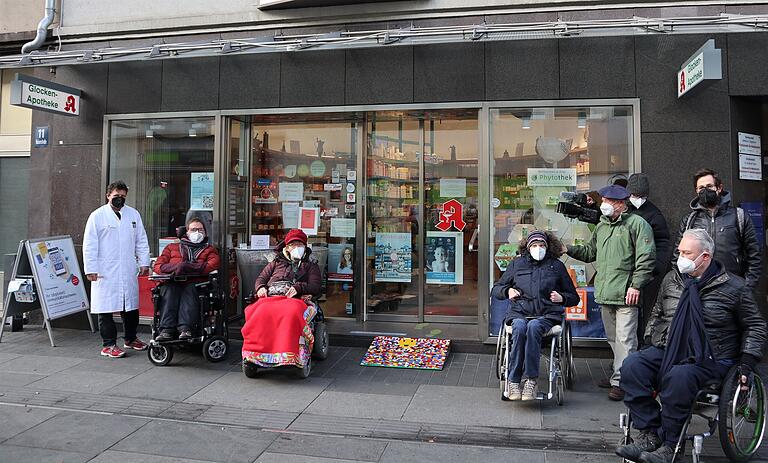 Inhaber Dr. Wolfgang Schiedermair (links) freut sich über den hilfreichen Hingucker vor seiner Apotheke mit den Initiatoren der Legorampen (von links) Julian Wendel, Evi Gerhard, Frederik Suter mit Assistenz, Michael Fella und Michael Gerr.