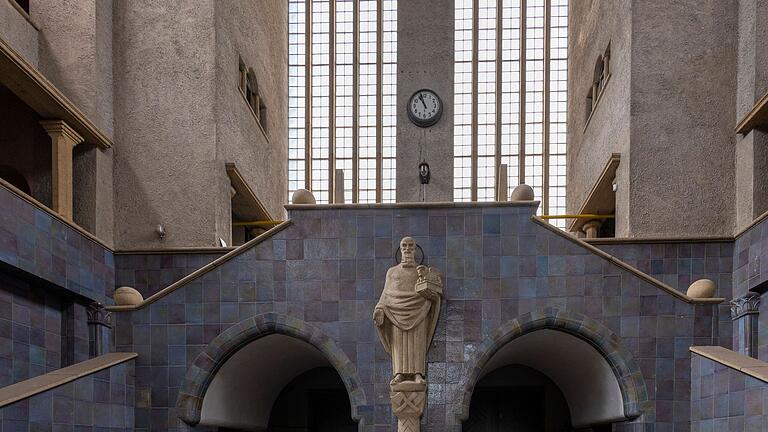 Fast mondän zu nennen: Der schmucke Treppenaufgang von der großen Halle nach oben zur Galerie.