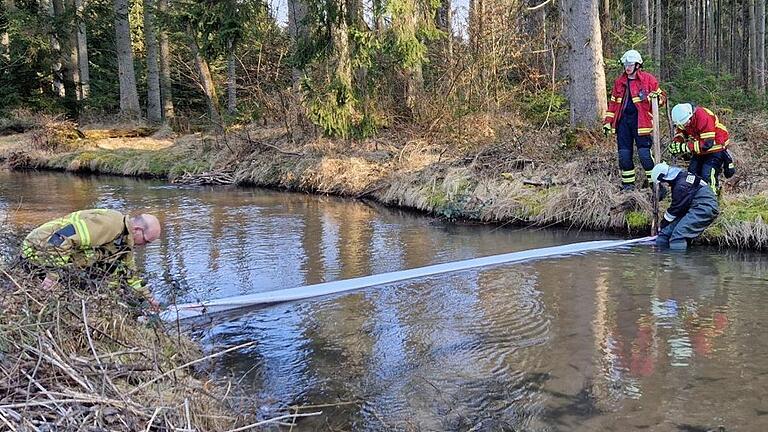 Zwischen Einsiedel und Erlenfurt sind am Freitagnachmittag in die Hafenlohr rund 500 Liter Heizöl gelaufen. Bis in die Nacht arbeiteten unter anderem Feuerwehrleute daran, den Schaden für die Natur einzudämmen.