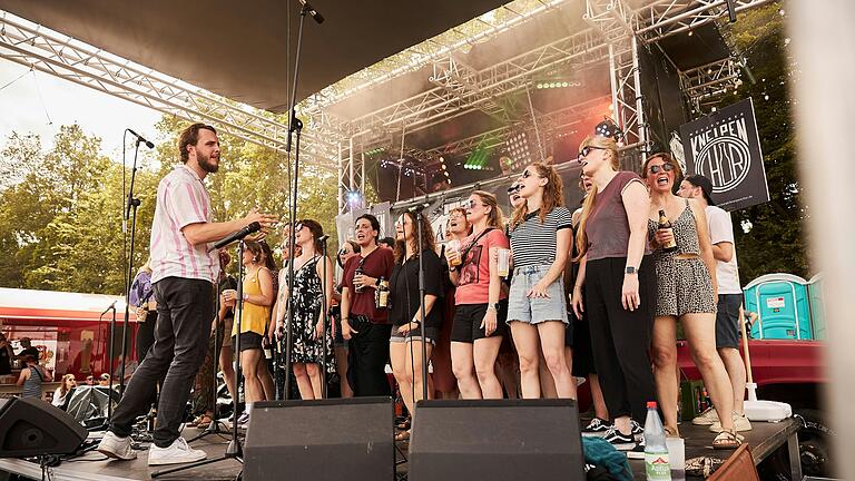 Der Chor hatte vor dem großen Auftritt auch einen kleinen Gig auf der Marktplatzbühne des 'Lutzi'-Festivals.&nbsp;