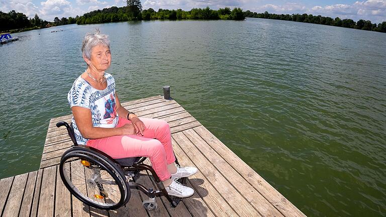 Erika Eckert würde gerne im Baggersee baden. Doch für Menschen im Rollstuhl gibt es keinen barrierefreien Zugang zum Wasser.&nbsp;