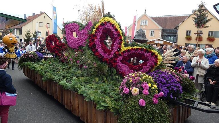 Viel Beifall bekam auch der farbenfrohe Festwagen des Gochsheimer Carnevalsclubs mit seinen Blumenmasken, gefolgt von Präsidium und Gardemädchen.