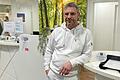Dr. Johannes Kromczynski wird seinen Praxisstandort in Zellingen zum 31. März schließen. Das Foto zeigt ihn an der Anmeldung des Standorts im Gesundheitszentrum Karlstadt.