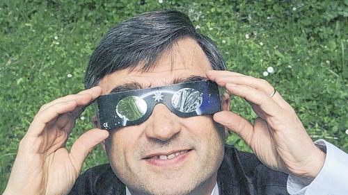 Klaus Hünig mit seinem Erfolgsmodel Sofi-Schutzbrille.