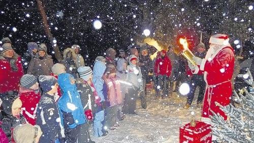 Der Niklaus kam mit dem Schlitten über den Reuthsee       -  (rs)   &bdquo;Von drauß vom Wald, da komm ich her&ldquo; waren die ersten Worte, die der Nikolaus bei der Sulzdorfer Waldweihnacht sprach. Und wirklich kam er mit einem Schlitten  und einer Fackel aus dem Wald und lief über den zugefrorenen, verschneiten Reuthsee. Dort wurde er schon sehnsüchtig erwartet. Trotz Schneefall und Minusgraden zogen viele Kinder und Erwachsene mit Fackeln von Sulzdorf hinaus zum Waldrand. Pfarrerin Maren Michaelis begrüßte alle recht herzlich am Weihnachtsbaum und stimmte Weihnachtslieder an. Der Nikolaus las dann einige Weihnachtsgeschichten vor und verteilte Süßigkeiten an die dick eingemummten Kinder. Die evangelische Landjugend versorgte dann noch alle mit heißen Getränken und Bratwürsten, während die Kinder auf dem verschneiten See herumrutschten.