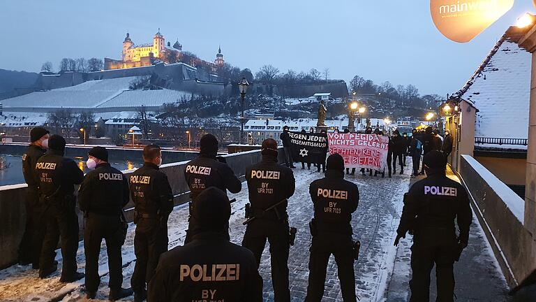 Gegendemonstranten zufolge gab es am Rosenmontag im Umfeld der Demonstration von 'Eltern stehen auf' in zwei Fällen unverhältnismäßige Maßnahmen der Polizei.