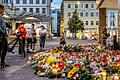 Fünf Tage nach dem Messerangriff am Barbarossaplatz in Würzburg legen dort noch immer Menschen Blumen im Gedenken an die Opfer nieder.