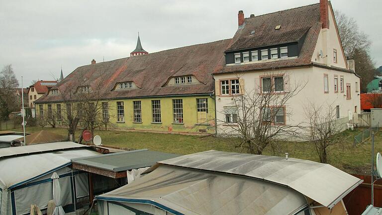 Das charakteristische, langgezogene Gebäude auf dem Hegewaldgelände. Vorne der Dauercampingplatz. Im Hintergrund der Katzenturm.