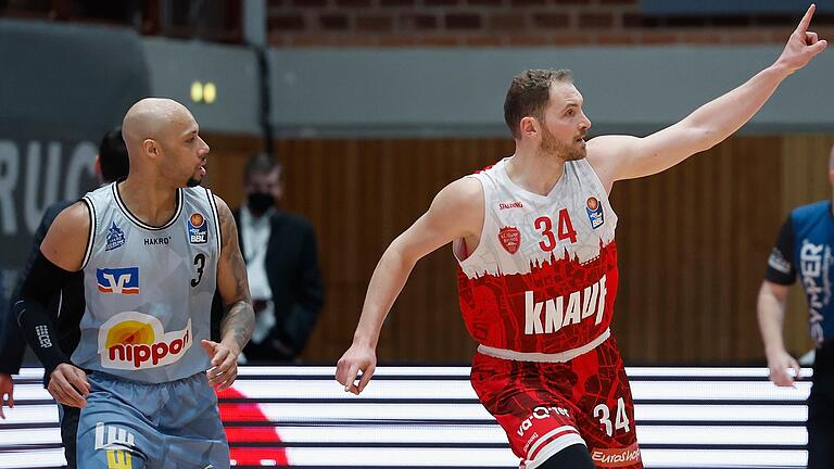 Felix Hoffmann (rechts) und Maurice Stuckey (links) sind abseits des Feldes Freunde. Am Montag wird Hoffmann mehr Bundesliga-Einsätze für die Baskets gehabt haben als der heutige Crailsheimer.