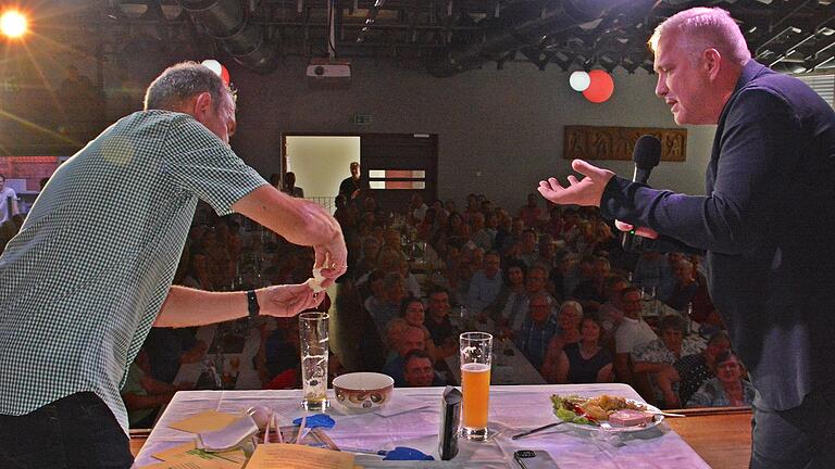 Unter der kundigen Aufsicht und den fachlichen Informationen von Starkoch Alexander Herrmann trennte Fredi Breunig das Eiweiß vom Eigelb, wobei das Eiweiß im Bierglas landete. Foto: Hanns Friedrich