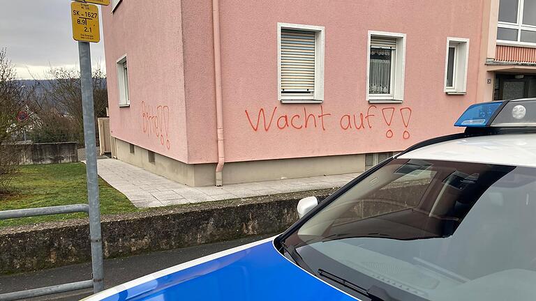 'Wacht auf!' schmierten Unbekannte in Karlstadt auf einen Wohnblock an der Ecke Bodelschwinghstraße/Zahnstraße unweit der Dreifachturnhalle, in der seit Kurzem geflüchtete Menschen untergebracht sind.&nbsp; Die Polizei nahm die Schmierereien am Samstagmittag auf.&nbsp;&nbsp;