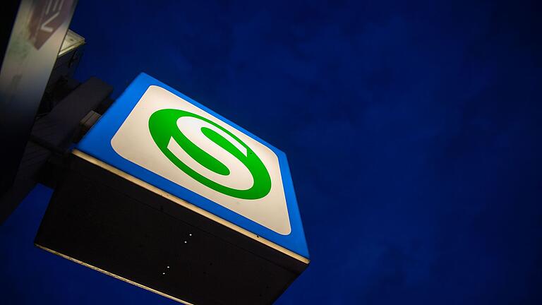 S-Bahnen - Bis zum Nachmittag wurde die Störungsursache behoben, es kam aber noch zu Folgeverspätungen. (Symbolbild) S-Bahnen - Bis zum Nachmittag wurde die Störungsursache behoben, es kam aber noch zu Folgeverspätungen. (Symbolbild)