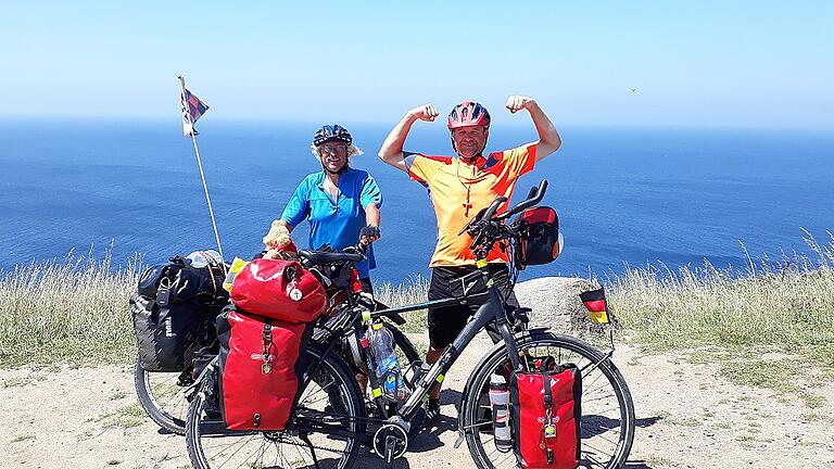 Nachdem sie Santiago de Compostela erreicht hatten, fuhren Fred Krauß (rechts) und Thomas Rückert weiter bis zum Ende des Jakobsuswegs beim Kap Finisterre am Atlantischen Ozean.