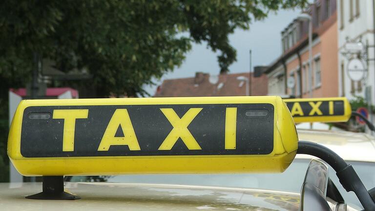 Wer ein Anruf-Sammeltaxi ruft, wird von einem regulären Taxi abgeholt. Es gibt keine zusätzliche Kennung. Wer ein Anruf-Sammeltaxi ruft, wird von einem regulären Taxi abgeholt. Es gibt keine zusätzliche Kennung.