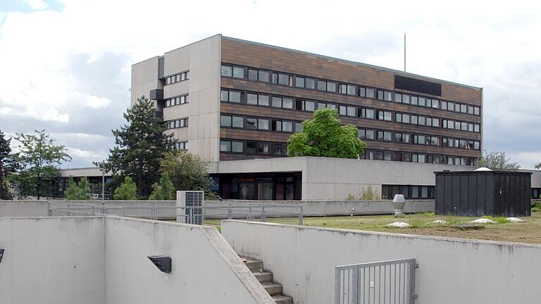 In die Jahre gekommen: Die Kopfklinik am Universitätsklinikum Würzburg.