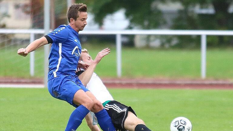 Nur schwer vom Ball zu trennen: Marcial Weisensel (links, hier im Duell mit dem Eltmanner Manuel Thomann), hat schon sieben Tore für die SG Sennfeld erzielt.