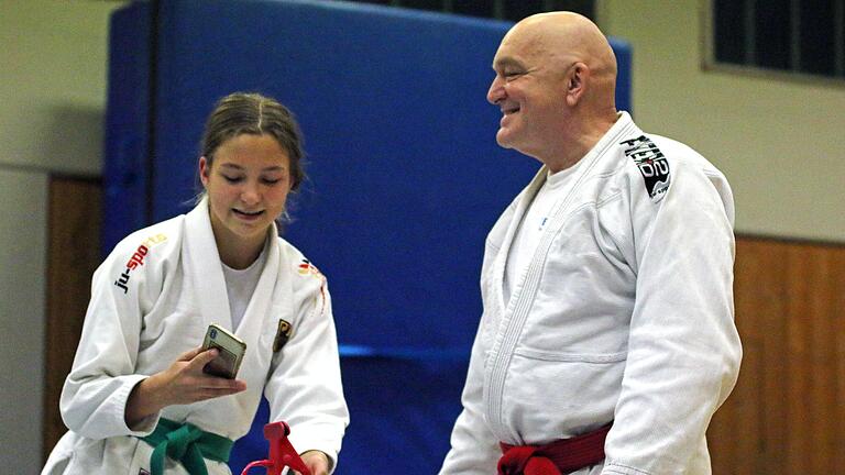 Ihr Ergebnis kann sich wohl sehen lassen: Die Oberdürrbacher Ju-Jutsuka Hannah Treumann (links) zeigt ihrem sichtlich zufriedenen Trainer Roland Köhler ein Trainingsvideo.