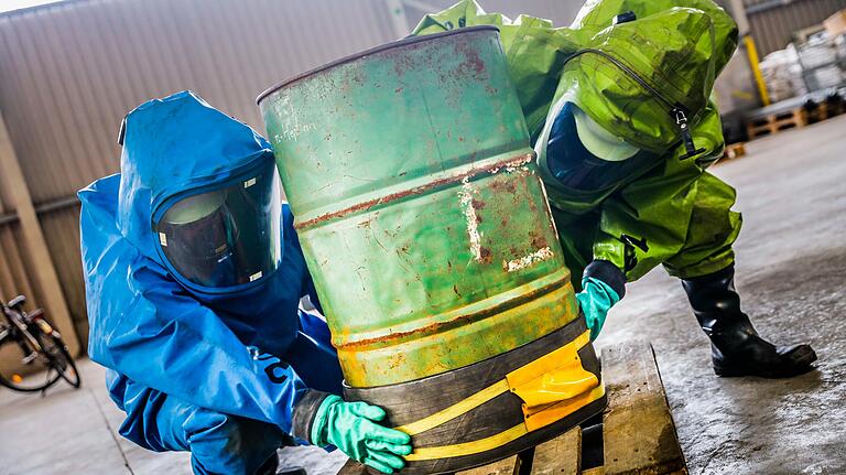 Zwei Auszubildende der Berufsfeuerwehr Würzburg arbeiten mit älteren Schutzanzügen der Firma Dräger. Im Einsatz benutzten die Rettungskräfte das Modell CPS 7900. Zwei Auszubildende der Berufsfeuerwehr Würzburg arbeiten mit älteren Schutzanzügen der Firma Dräger. Im Einsatz benutzten die Rettungskräfte das Modell CPS 7900.