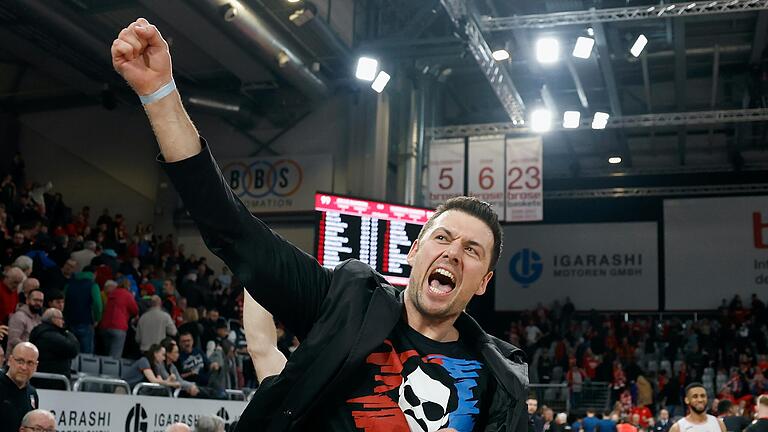 Kresimir Loncar freut sich über den Auswärtssieg der Würzburg Baskets beim Derby in Bamberg.