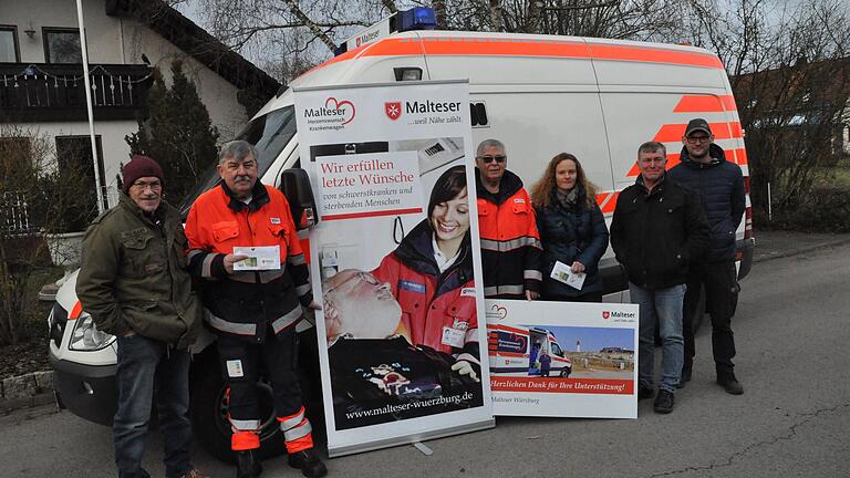 Familie Mack spendete die Einnahmen des Weihnachtshauses einem guten Zweck: (von links) Peter Mack, Ernst Freier und Peter Kirchner von den Maltesern sowie Franziska Dorsch, Vorsitzende des Tierschutzhofes Rhön-Grabfeld, ihr Stellvertreter Thomas Draxler und Beisitzer Jens Spangenberg.