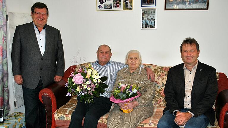 Klementine und Johann Wiest feiern die seltene Kronjuwelenhochzeit, dazu gratulieren stellvertretender Landrat Josef Demar (links) und Bad Königshofens Bürgermeister Thomas Helbling.