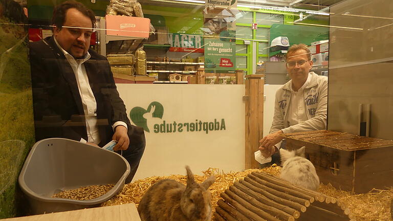 Meister Lampe mal im Rampenlicht: Johannes Saal, Vorsitzender des Schweinfurter Tierschutzvereins, und Geschäftsführer Dirk Winter (Fressnapf Mainfranken) vor der neuen Adoptierstube des Tierheims.