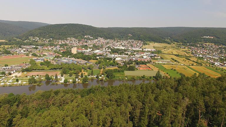 Im engen Lohrer Talkessel haben Frischluftschneisen eine besondere Bedeutung für das Stadtklima. Das Bild zeigt rechts die Luftschneise zwischen Sackenbach und Lindig.