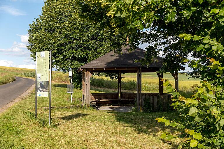 Ein überdachter Pavillon lädt an der Riedbachquelle zur Rast.