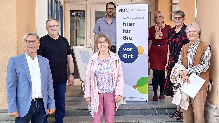 Führungswechsel beim Förderverein für Bildung und Kultur in Mellrichstadt: Der langjährige Vereinsvorsitzende Peter Klier gab sein Amt ab. Im Bild (von links) der neue Vorsitzende Klaus Schemmerling, Klemens Damm, Waltraud Kihn, Vhs-Leiter Florian Schmitt, Renate Knaut, Christel Heid und Peter Klier. Führungswechsel beim Förderverein für Bildung und Kultur in Mellrichstadt: Der langjährige Vereinsvorsitzende Peter Klier gab sein Amt ab. Im Bild (von links) der neue Vorsitzende Klaus Schemmerling, Klemens Damm, Waltraud Kihn, Vhs-Leiter Florian Schmitt, Renate Knaut, Christel Heid und Peter Klier.
