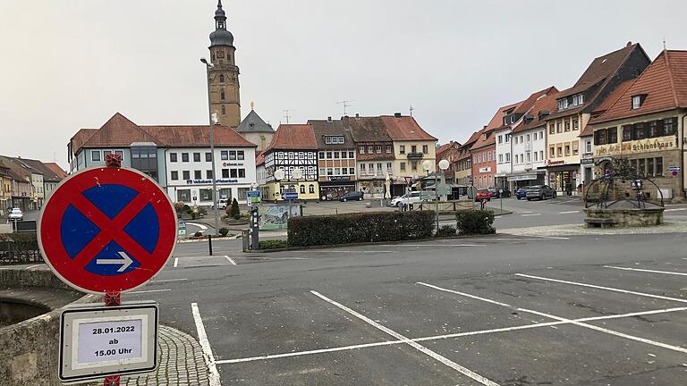 Dieser Teil des Marktplatzes ist für Polizeikräfte reserviert, die zum Schutz der Demonstranten am Freitag eingesetzt werden. Die Demo soll um 18 Uhr beginnen Dieser Teil des Marktplatzes ist für Polizeikräfte reserviert, die zum Schutz der Demonstranten am Freitag eingesetzt werden. Die Demo soll um 18 Uhr beginnen 