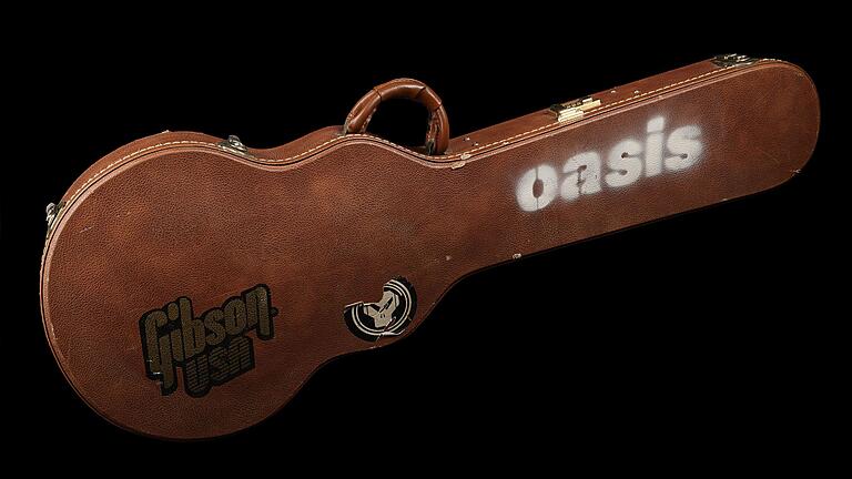 Oasis-Sammlerstücke kommen bei Auktion unter Hammer - Insgesamt 18 Gitarren des älteren der beiden Gallagher-Brüder werden versteigert. Oasis-Sammlerstücke kommen bei Auktion unter Hammer - Insgesamt 18 Gitarren des älteren der beiden Gallagher-Brüder werden versteigert.