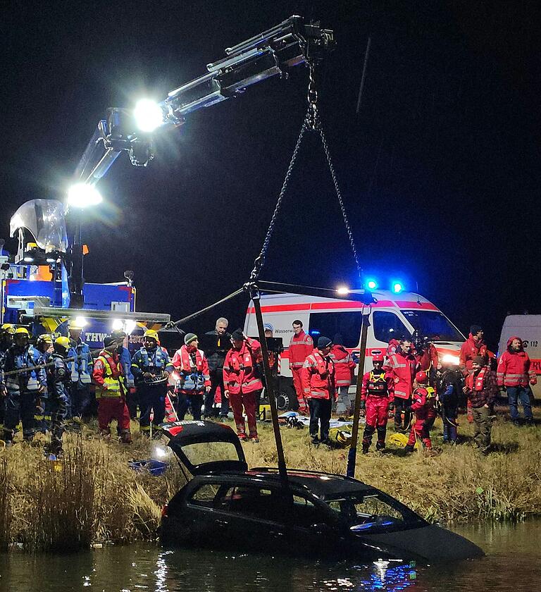 Das Auto hängt sicher am Haken und kann zum Ufer gezogen werden. Das Auto hängt sicher am Haken und kann zum Ufer gezogen werden.