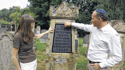 Auf dem jüdischen Friedhof Neustädtles: Forscherin Elisabeth Böhrer aus Sondheim/Rhön zeigt David Kurz vom Landesverband der Israelitischen Kultusgemeinden in Bayern den Erhaltungszustand eines Grabsteins.