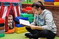 Anna Lattin aus der 10a hat Kindern der Georg-Kerschensteiner-Schule aus Kinder- und Jugendbüchern vorgelesen.