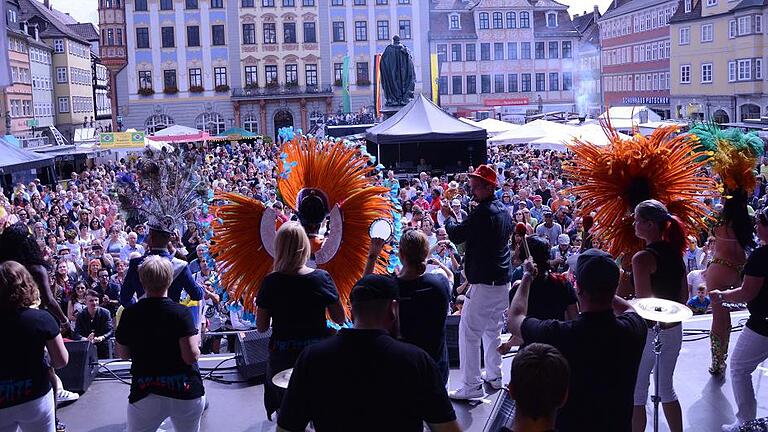 Die Bateria Caliente bei ihrem Auftritt am Marktplatz in Coburg. Die Bateria Caliente bei ihrem Auftritt am Marktplatz in Coburg.