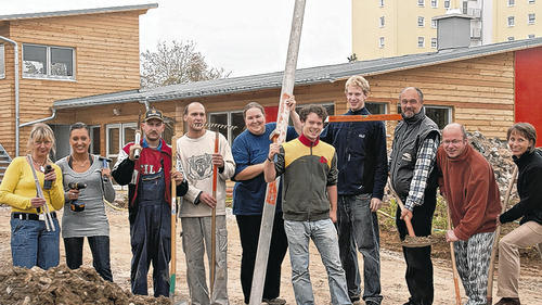 Der Einsatz am Bau ist gefragt: ein Teil der Mitarbeiter im Kinderspielzentrum kam zum Fototermin zur Eröffnung des neuen „Spieli“ in der Dr.-Maria-Probst-Straße 11 (dritter v. r: der Leiter des Spieli Horst Wagner, rechts neben ihm Bernd Vormwald vom Führungsteam und rechts Claudia Henning-Jaspers, Pressereferentin beim SkF). Der Einsatz am Bau ist gefragt: ein Teil der Mitarbeiter im Kinderspielzentrum kam zum Fototermin zur Eröffnung des neuen „Spieli“ in der Dr.-Maria-Probst-Straße 11 (dritter v. r: der Leiter des Spieli Horst Wagner, rechts neben ihm Bernd Vormwald vom Führungsteam und rechts Claudia Henning-Jaspers, Pressereferentin beim SkF).