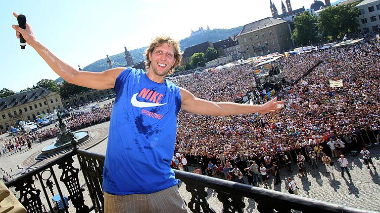 Ein großer Tag für Würzburg und Dirk Nowitzki: Der Empfang für den NBA-Champion im Juni 2011. Nowitzki begrüßt von einem Balkon der Residenz die Masse von Zuschauern. Daran und andere Begegnungen erinnern sich Mitarbeiter der Würzburg-Redaktion.&nbsp;