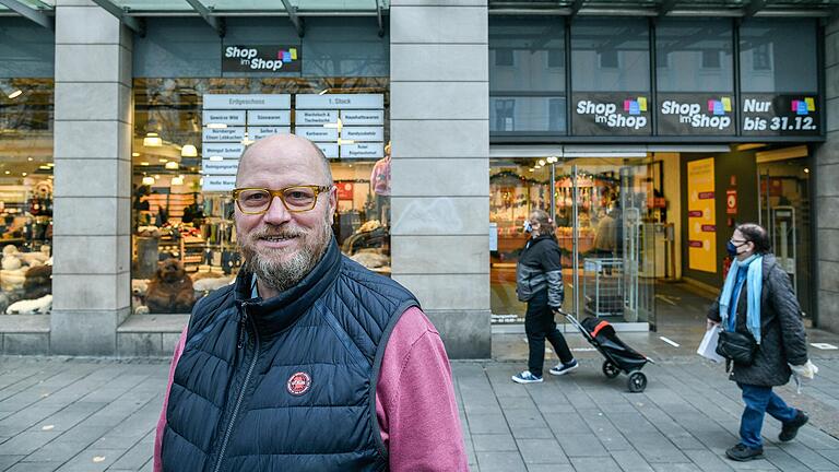 In der ehemaligen Sportarena in der Würzburger Innenstadt ist ein Shop-in-Shop-System entstanden. Iniziiert hat die vorübergehende Aktion der Würzburger Geschäftsmann Joachim Fischer-Paulus.