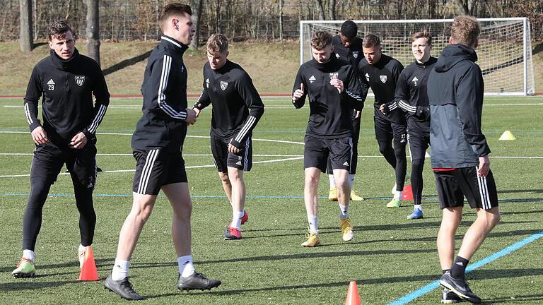 &nbsp;Aufwärmen zur ersten Trainingseinheit 2021: Die Fußballer des FC 05 Schweinfurt kehrten nach vier Monaten Pause auf den Platz zurück.