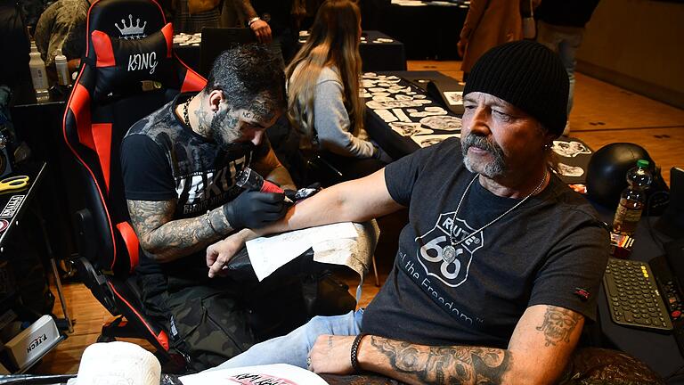 Auf großes Interesse stieß die Tattoo-Convention in der Bad Neustädter Stadthalle und Künstler aus ganz Deutschland sowie Holland und Ungarn stellten ihr Können eindrucksvoll und bleibend unter Beweis. Auf großes Interesse stieß die Tattoo-Convention in der Bad Neustädter Stadthalle und Künstler aus ganz Deutschland sowie Holland und Ungarn stellten ihr Können eindrucksvoll und bleibend unter Beweis.